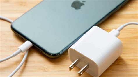 苹果 iPhone 12 或将不送充电器，是越来越抠，还是帮你省钱？_凤凰网