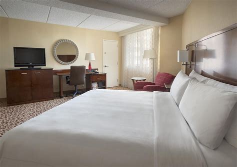 Long Island Marriott Bar and Lounge: Pictures & Reviews - Tripadvisor