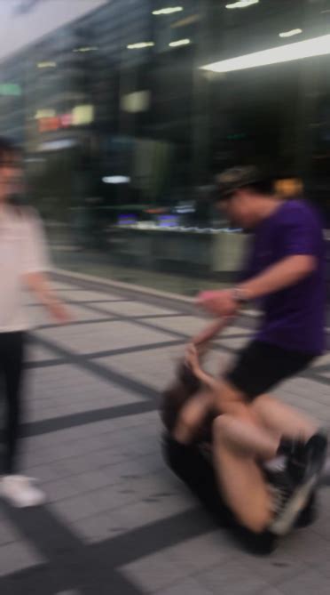 日本女游客拒绝韩国男子搭讪 被扯头发狠踹(图)_手机新浪网