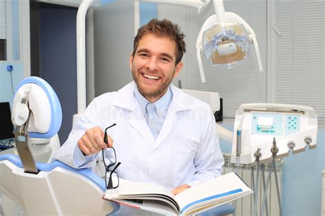 牙科医生 库存照片. 图片 包括有 医师, 牙齿, 评估人, 关心, 年轻, 设备, 男人, 医院, 微笑 - 79790780