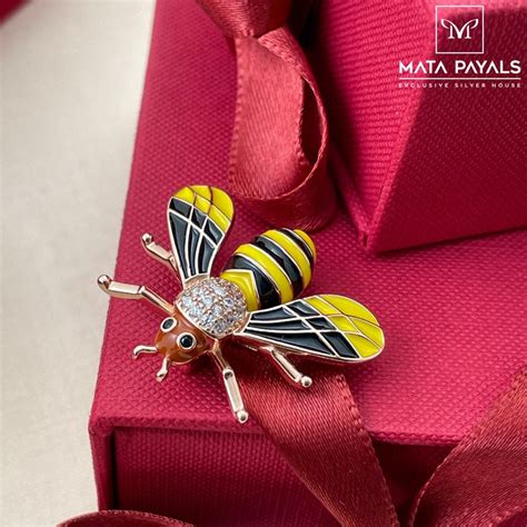 Crystal honey bee Brooch – Matapayals
