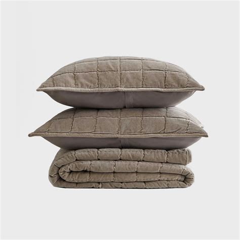 Quince Bedding Review 2023, We Tried Quince's Cotton Velvet Quilt Set | Trusted Since 1922