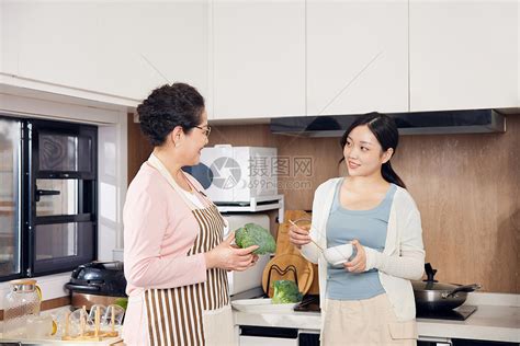 母女两个人厨房备菜聊天高清图片下载-正版图片502504566-摄图网