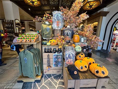 Halloween Horror Nights merchandise pumpkin display 2 - MiceChat