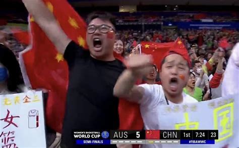 中国女篮太牛了！中文加油声响彻客场，球迷激动落泪，姚明笑了！_腾讯新闻