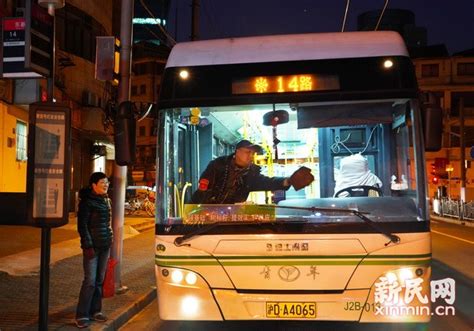 奇葩公交挂个班车牌子 一路上不靠站不停车(图)-搜狐青岛