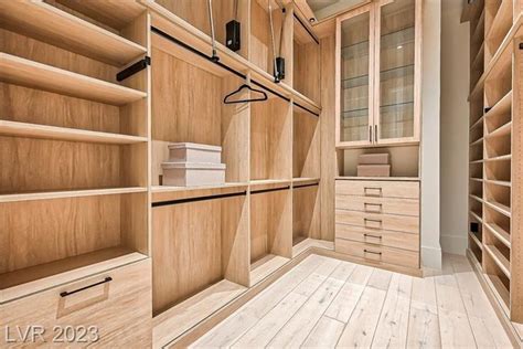 Beautiful Closet Design 的图像结果