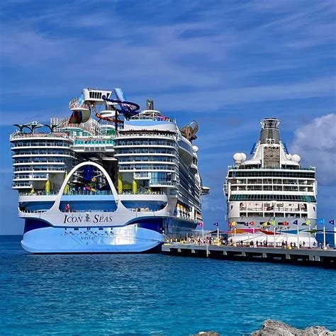 Vision of the Seas (on the right, built in 1998, up to 2500 passengers) next to the brand new ...