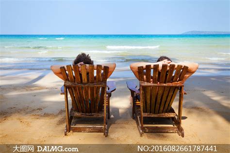 在海滩的五颜六色的海滩睡椅 库存图片. 图片 包括有 夏天, 节假日, 热带, 椅子, 海岛, 放松, 云彩 - 57533433