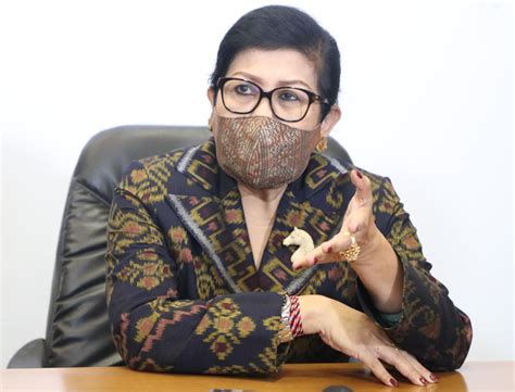 Endek Dilirik Christian Dior, Putri Koster Perjuangkan Benefit untuk ...