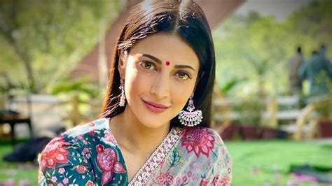 Shruti Haasan's floral grey chiffon sari came with a contrasting blue ...