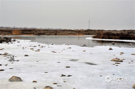 河南汝州遭遇降温速冻 河水冰封鸟儿冰上栖息-天气图集-中国天气网