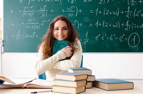 黑板前的年轻女数学老师高清图片下载-正版图片505888050-摄图网