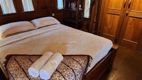 JOGLO KECOMBRANG BROMO (Putus) - B&B Reviews, Photos, Rate Comparison ...