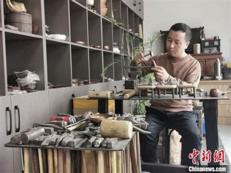 河北任丘手工艺人创新“鎏银”錾刻促非遗发展——中国新闻网河北