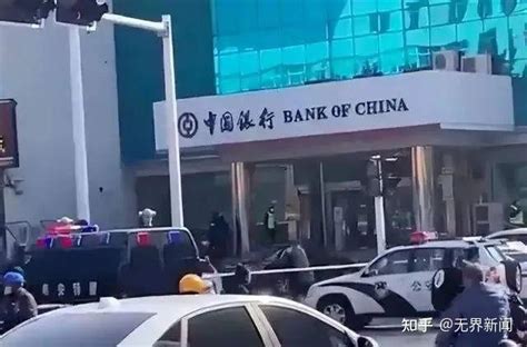 泰安一银行遭抢劫，警方持枪围住现场狙击手就位，多角度现场曝光_腾讯视频
