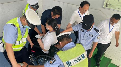上海中考考生突遇事故受伤，考点门外发生动人一幕_新浪财经_新浪网