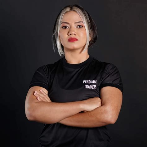 Ane Santos | Perdendo os traços de garotinha.... | Instagram