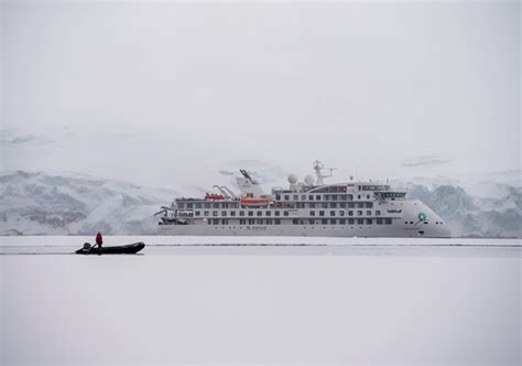 中国造首艘极地探险邮轮成功完成南极首航|首航_新浪新闻