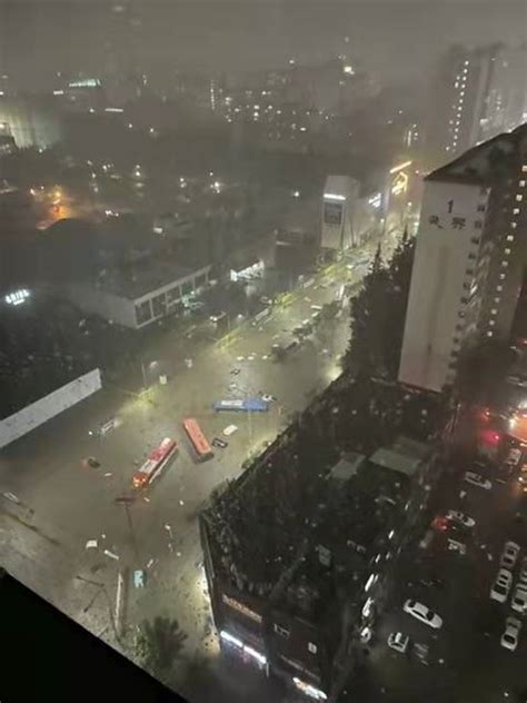 韩国首尔地区暴雨致多处被淹_车辆_道路_部分