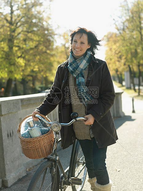骑自行车的女生元素素材下载-正版素材401347746-摄图网