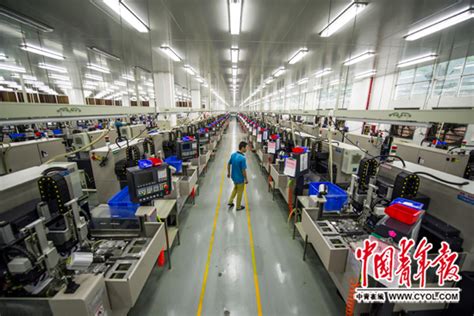 小伙在东莞制衣工厂上班，月工资10000左右，每天上班12个小时-vlog视频-搜狐视频