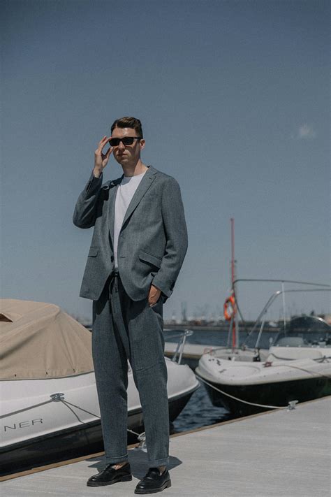 People Walking in Suits 的图像结果