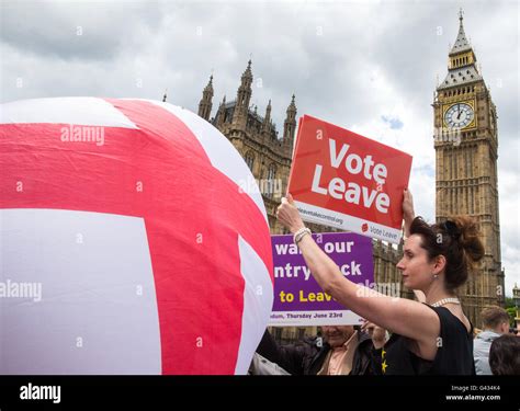 Leave supporters watch from Westminster Bridge - Nigel Farage, the leader of Ukip, joins a ...