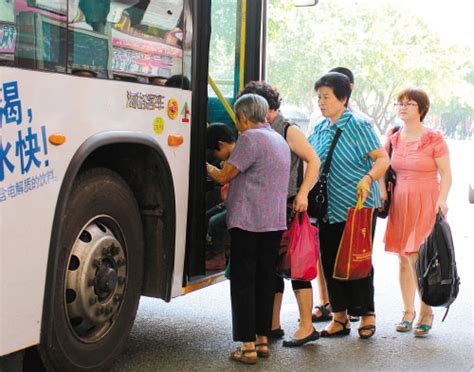 济南市60至64岁老人10月1日起可半价乘公交_济南齐鲁花园医院