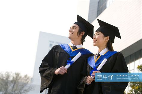 穿学士服的大学生们-蓝牛仔影像-中国原创广告影像素材