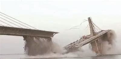 【图集】印度吊桥坍塌已致141人遇难，事发时数百人跳入河中|界面新闻 · 影像