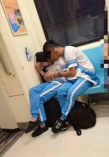 一对中学生情侣在地铁“拥吻摸胸” 丝毫不顾及场合（图）_其它行业_中国市场调研在线