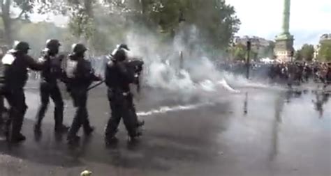 乱了！法国巴黎爆发大规模抗议：超万人上街，示威者袭警，警察出动高压水炮驱散人群_凤凰网