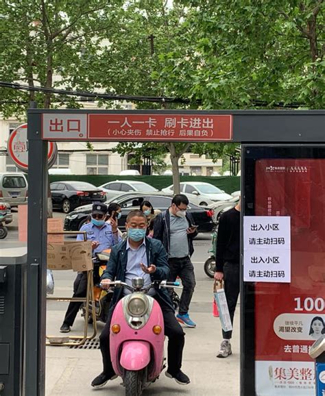 松江有轨电车试乘首日，试乘过的人们说：比公交车舒服，有USB不怕手机没电了…… - 周到上海