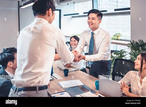 Business People Shaking Hands 的图像结果