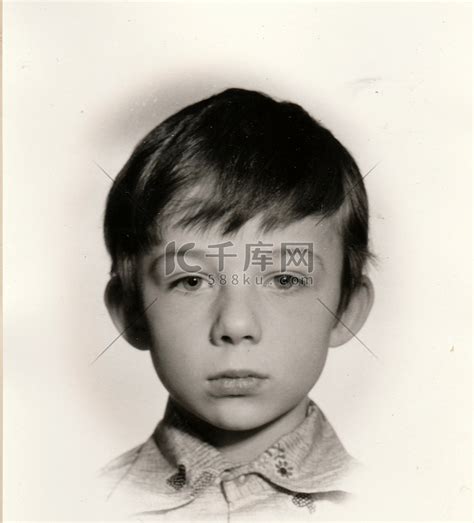 男孩（8 岁）的复古照片，大约 1978 年。高清摄影大图-千库网