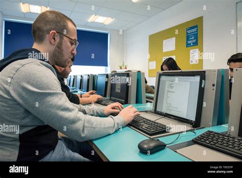 A Picture of Students in a Computer Room Using One Computer 的图像结果