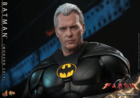 Slideshow: Hot Toys Batman (Modern Suit) 1:6 Scale Figure: Image Gallery