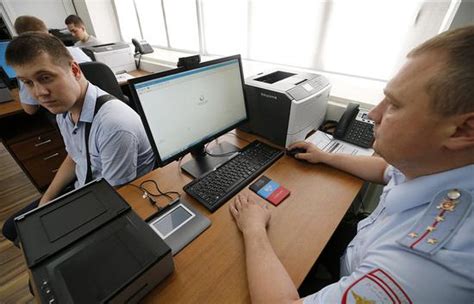 俄方向乌克兰东部居民发放首批60本护照 万人申领_手机新浪网