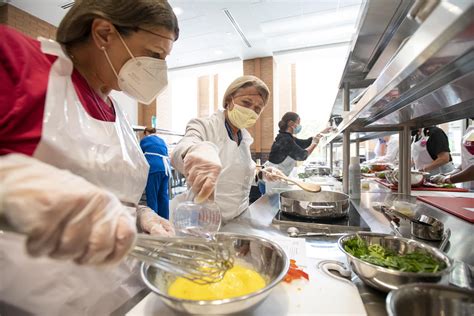 UAMS Nurses Enjoy Cooking, Eating, Learning through Culinary Medicine | UAMS News