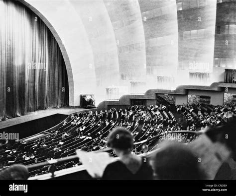 Radio city music hall interior hi-res stock photography and images - Alamy - capacity of radio city music hall