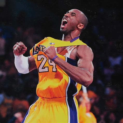 La jersey di Kobe Bryant va all'asta