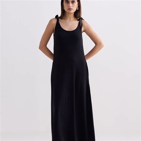Tie-Detail Maxi Dress in Black – Reistor