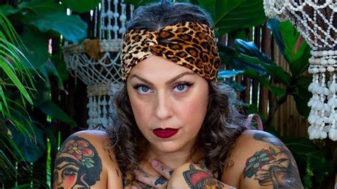 American Pickers' Danielle Colby shows off her full stomach tattoo in ...