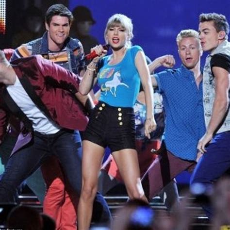 7 Hilarious Videos of Taylor Swift Dancing ...