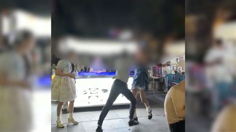 女孩称与朋友拒绝陌生男骚扰后遭掐脖推倒，警方介入_凤凰网视频_凤凰网