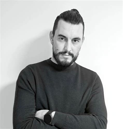 Muere una niña al precipitarse desde un sexto piso a la vía pública en la calle Valencia