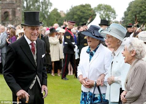 The Queen welcomes hundreds to Buckingham Palace garden party | Daily ...