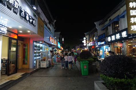 崇安寺夜景。已有1600多年历史的无锡崇安寺，曾是“小上海”之称的无锡最热闹的商业街区，也是旧无锡的缩影。现今，已改成商业步行街的崇安寺，是 ...