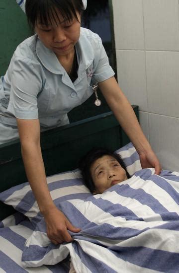 组图：61岁老人被埋140小时后获救_新闻中心_新浪网